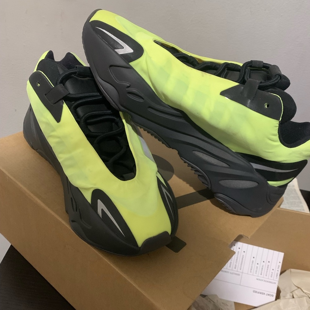 700 MNVN Yeezy Women Size 7.5 Selling Asap